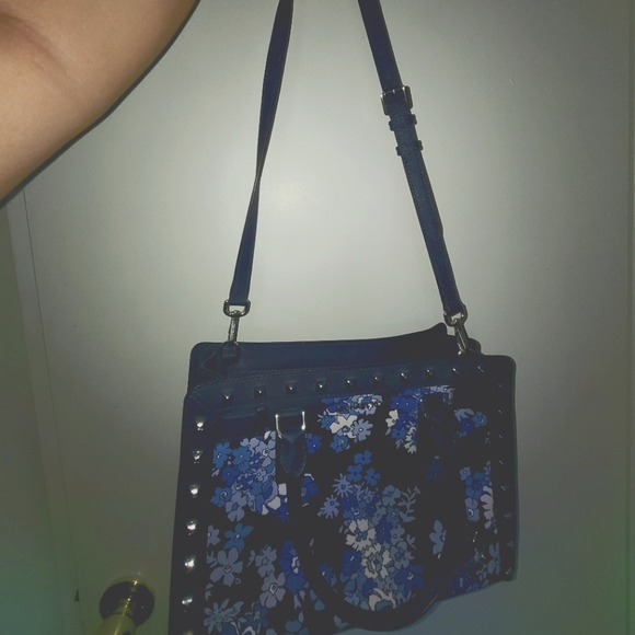 Shoulder bag .. Blue floral .. Barely,  used..No tears, stains, inside/out - Picture 3 of 4